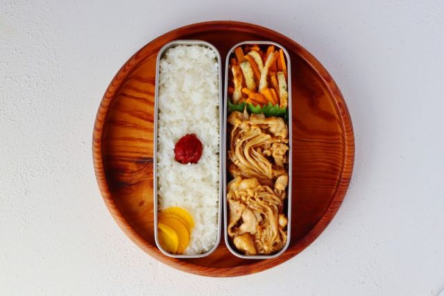 うまみ爆弾！「えのきと豚こま肉の生姜焼き」「にんじんとちくわの磯辺和え」2品弁当
