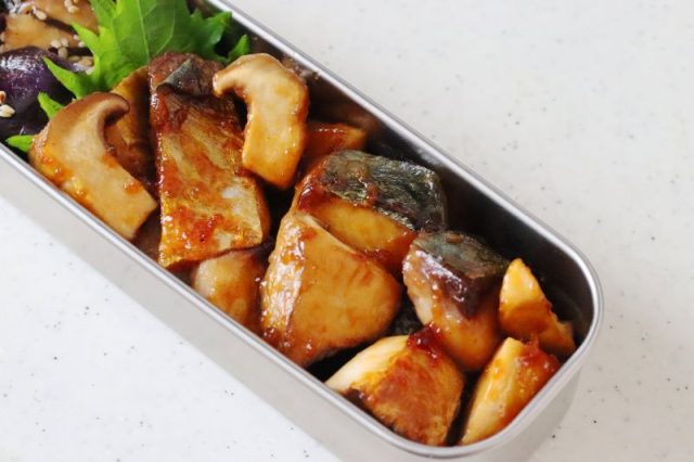 主菜を詰めたお弁当