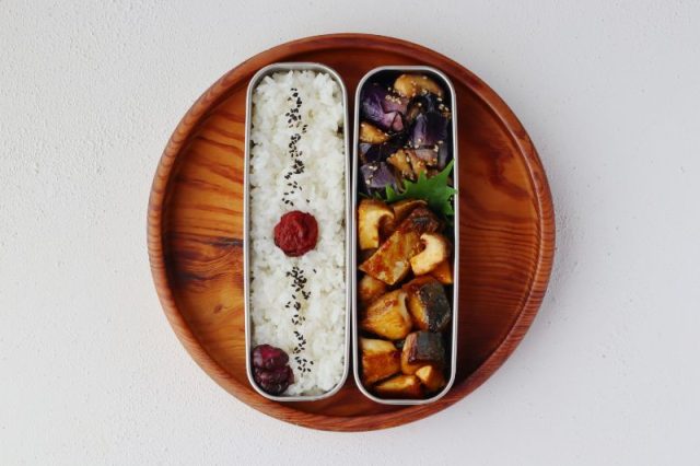「秋サバとエリンギの生姜焼き」「なすのレンジ蒸し」2品弁当