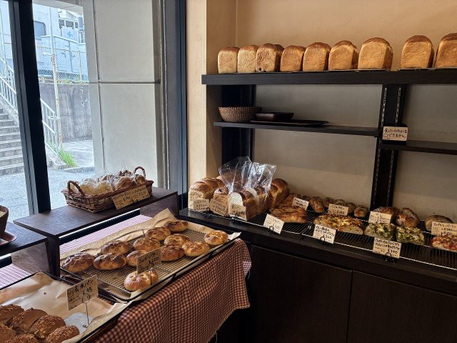 Boulangerie Miyanagaの店内に並ぶさまざまなパン