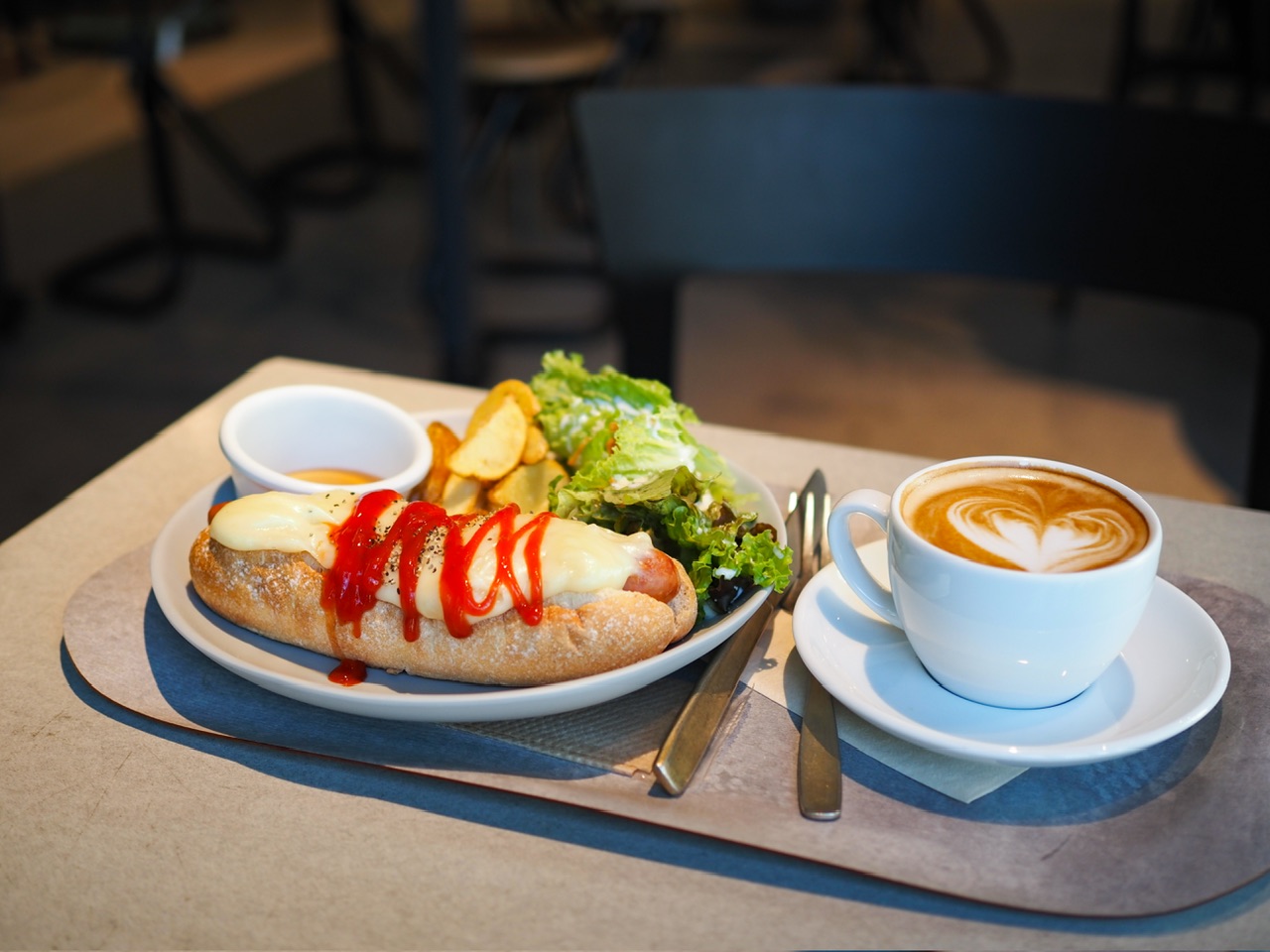 【明治神宮前】朝9時オープン！お得なドリンクセットも魅力「HATTO COFFEE」の絶品ホットドッグ