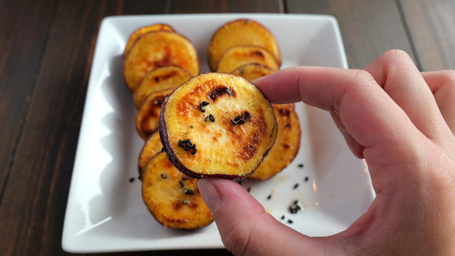 レンジで時短！ほくほく甘じょっぱい「塩バターさつまいも」の作り方