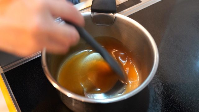 鍋で混ぜ合わせているたれ
